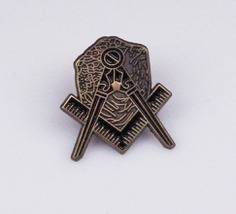 Pin ESCUADRA Y COMPÁS sobre la Piedra Bruta Pin ESCUADRA Y COMPÁS sobre la Piedra Bruta
