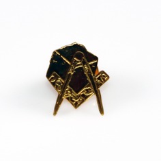 Pin ESCUADRA Y COMPÁS sobre Piedra Cúbica Pin ESCUADRA Y COMPÁS sobre Piedra Cúbica