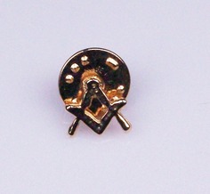 Pin ESCUADRA Y COMPÁS dorado tamaño mini Pin ESCUADRA Y COMPÁS dorado tamaño mini